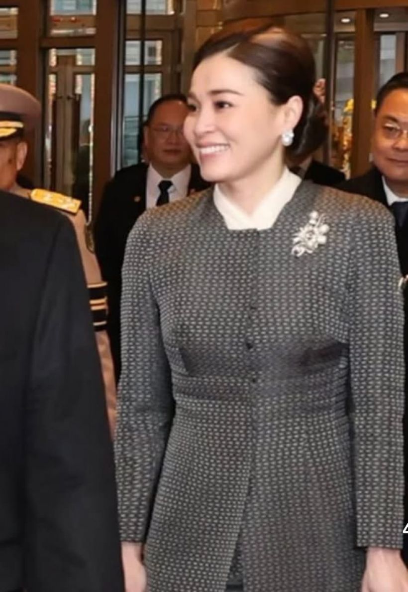 พระราชินี ทรงฉลองพระองค์ผ้าไหม สะท้อนความเป็นไทยวัฒนธรรมผสมแฟชั่น