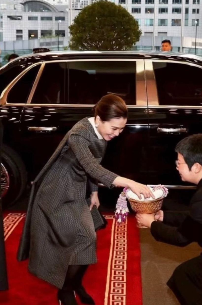 พระราชินี ทรงฉลองพระองค์ผ้าไหม สะท้อนความเป็นไทยวัฒนธรรมผสมแฟชั่น