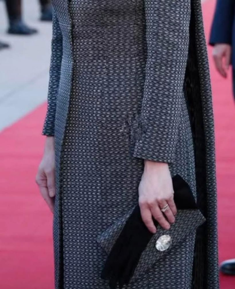 พระราชินี ทรงฉลองพระองค์ผ้าไหม สะท้อนความเป็นไทยวัฒนธรรมผสมแฟชั่น