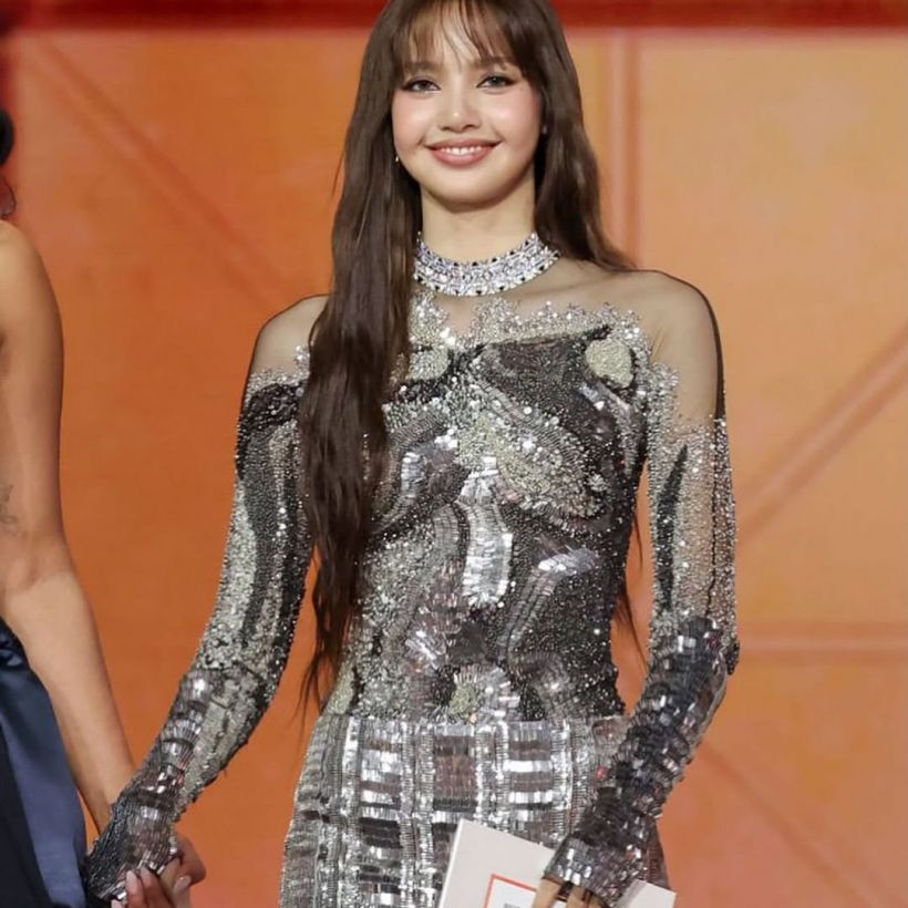 เจาะดีเทล 2 ชุด ลิซ่า เฉิดฉายเวทีระดับโลกสมศักดิ์ศรี