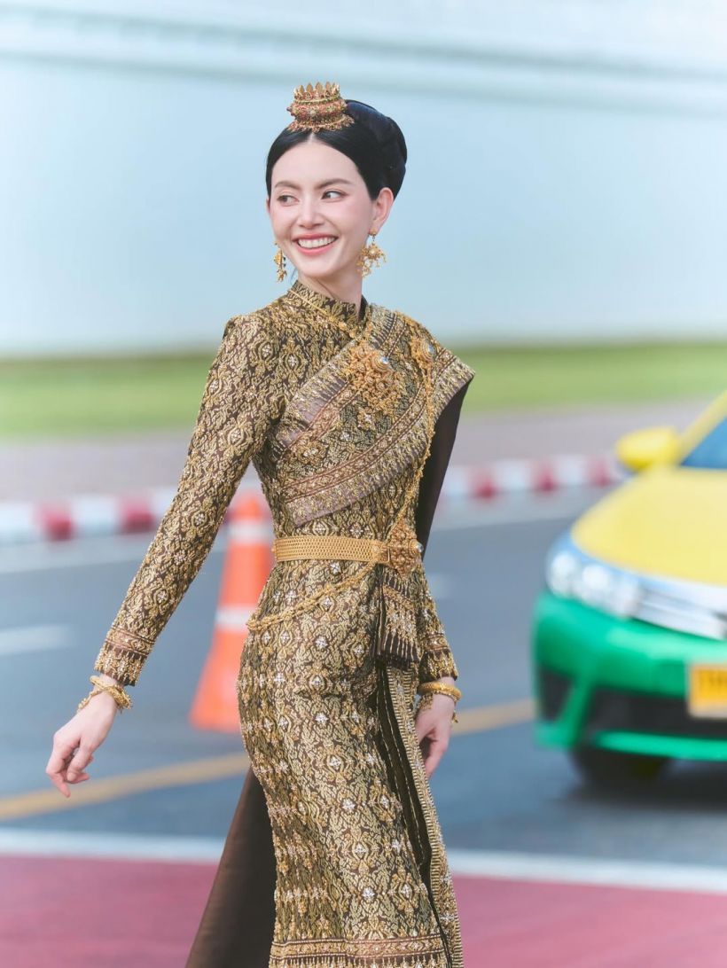 เจาะลุคชุดไทยศิวาลัย ใหม่ ดาวิกา งามสง่าระดับราชนิกูล