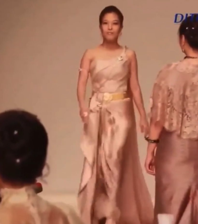 ย้อนชมภาพประวัติศาสตร์! พระองค์ภา ทรงเดินเเบบผ้าไทย บนรันเวย์โลก