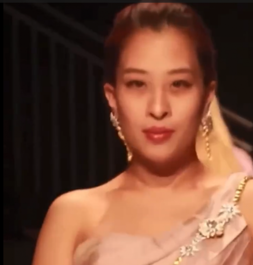 ย้อนชมภาพประวัติศาสตร์! พระองค์ภา ทรงเดินเเบบผ้าไทย บนรันเวย์โลก