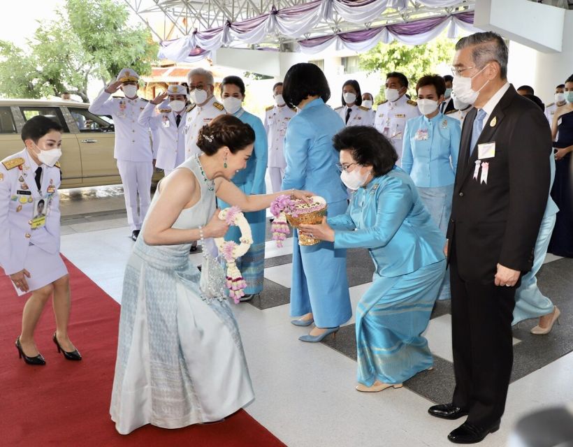 สมเด็จพระราชินี ทรงพระสิริโฉม ทอดพระเนตรงาน 90 พรรษาพระพันปีหลวง 