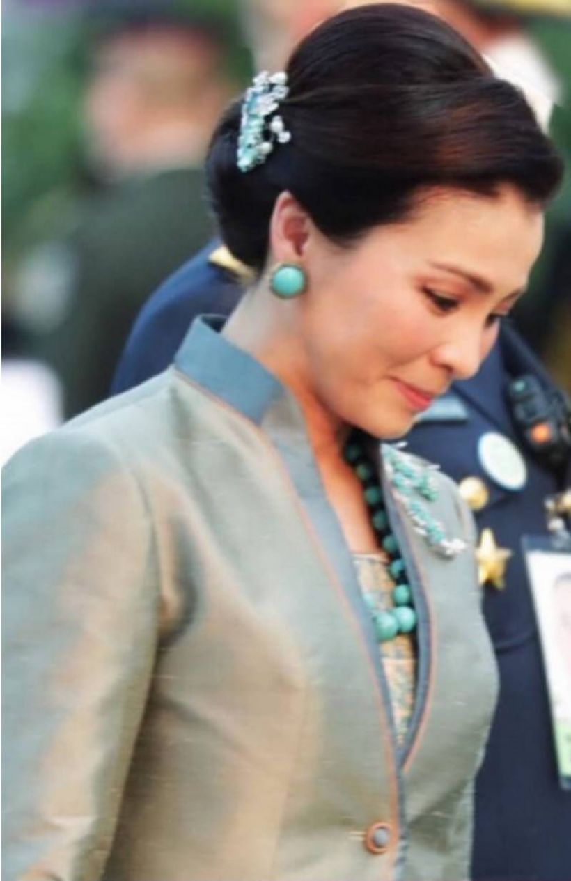 พระสิริโฉมงดงามยิ่ง พระราชินีฉลองพระองค์ผ้าไหมพื้นเรียบ สีเทาเขียว