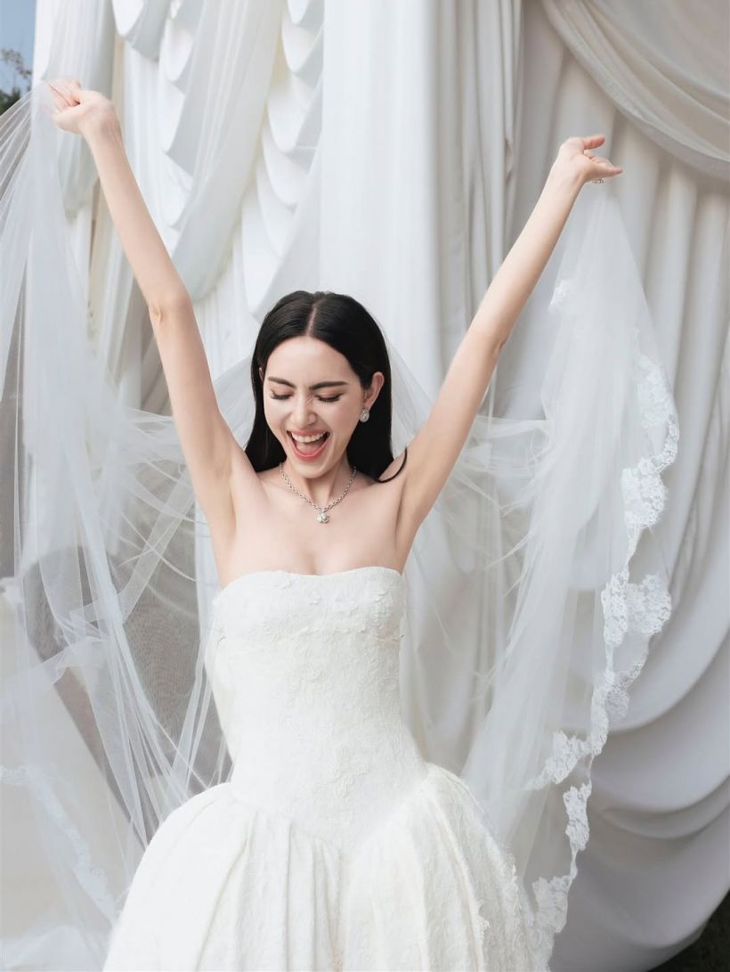 ส่องชุดวิวาห์ ใหม่ ดาวิกา แบรนด์ดังระดับโลกตัดให้เป็นพิเศษ