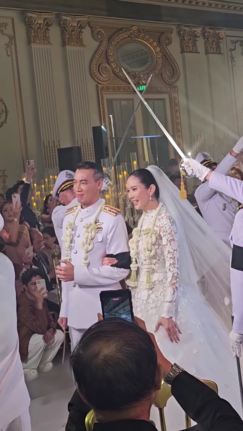 ส่องดีเทลชุดเจ้าสาวภรรยาหมวดอ๋อ งานปักสุดหรู สวยอลังการ