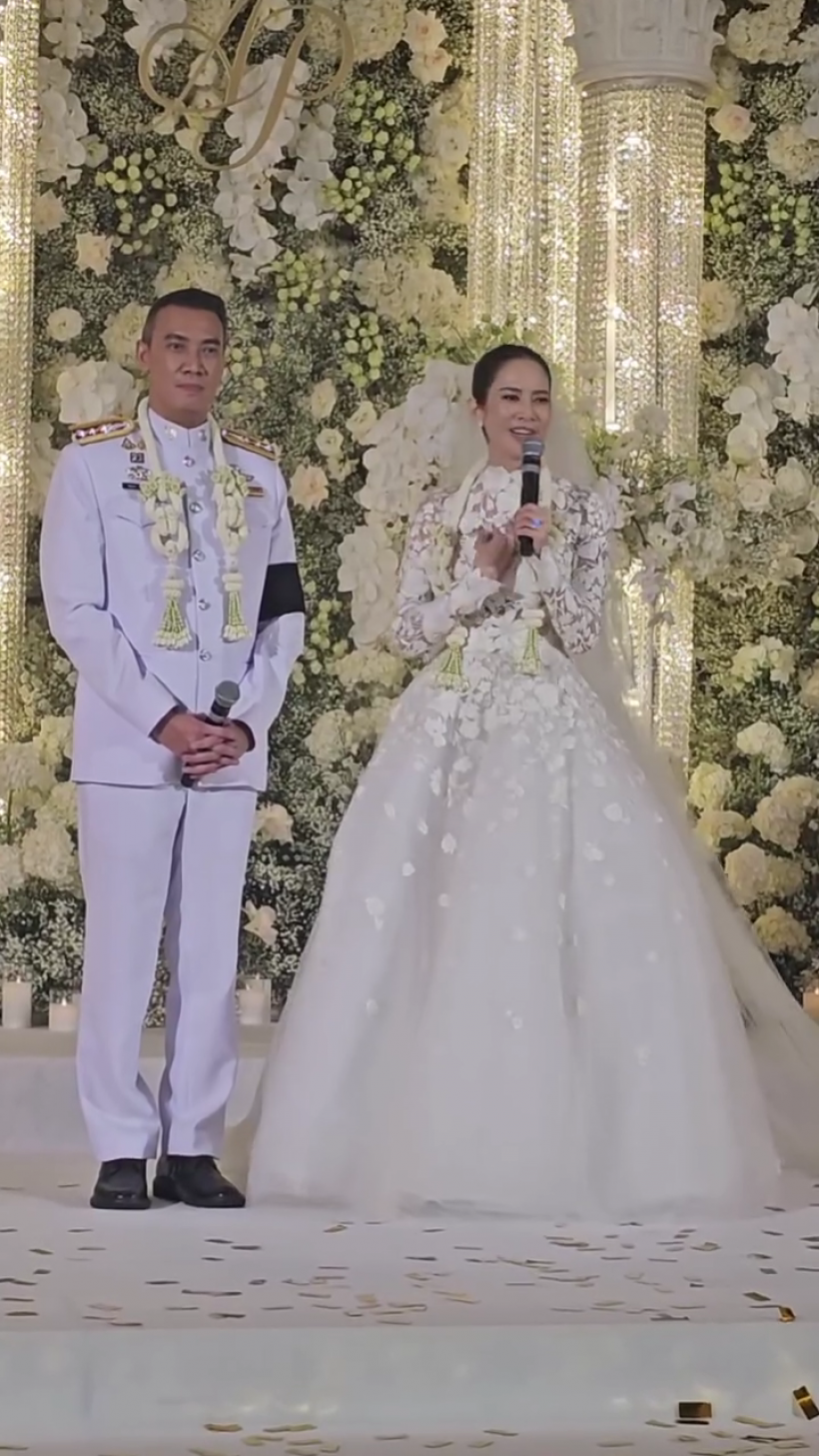 ส่องดีเทลชุดเจ้าสาวภรรยาหมวดอ๋อ งานปักสุดหรู สวยอลังการ