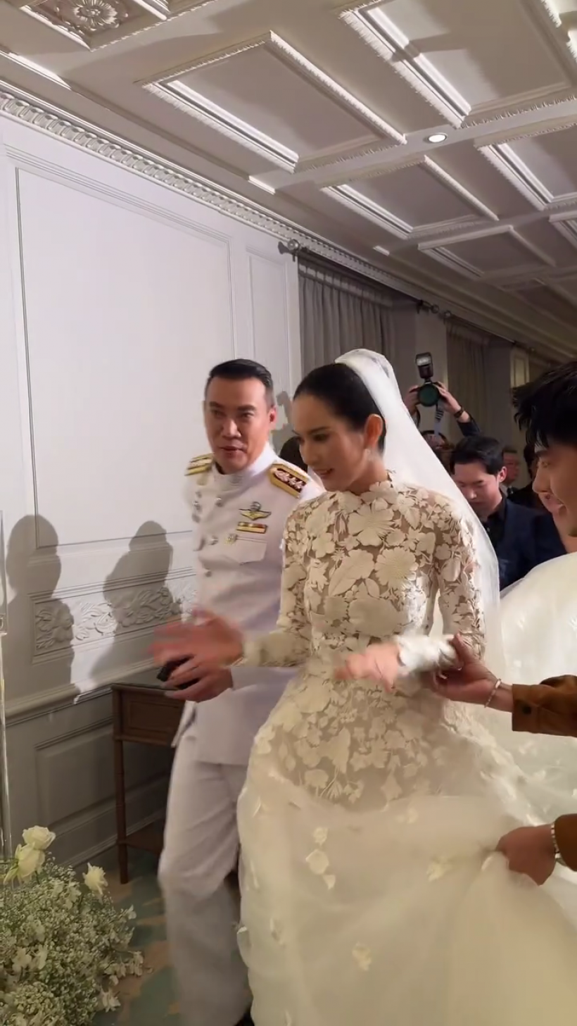 ส่องดีเทลชุดเจ้าสาวภรรยาหมวดอ๋อ งานปักสุดหรู สวยอลังการ