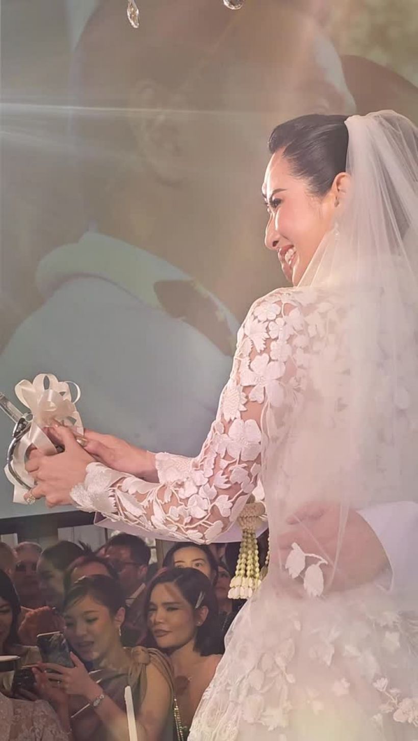 ส่องดีเทลชุดเจ้าสาวภรรยาหมวดอ๋อ งานปักสุดหรู สวยอลังการ