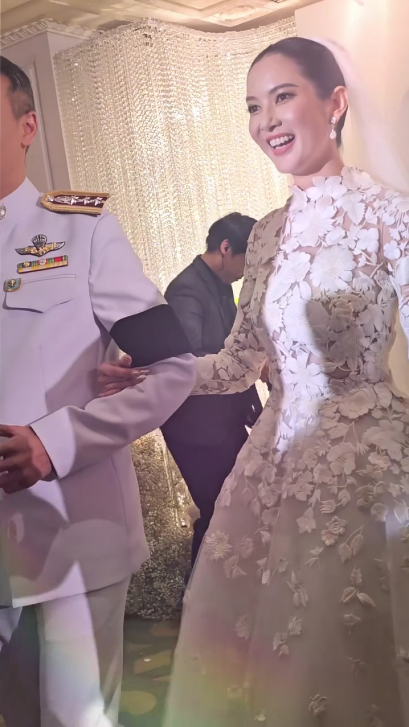 ส่องดีเทลชุดเจ้าสาวภรรยาหมวดอ๋อ งานปักสุดหรู สวยอลังการ