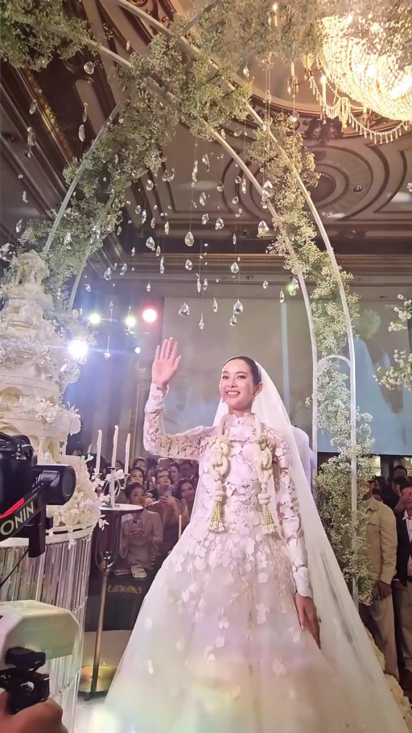 ส่องดีเทลชุดเจ้าสาวภรรยาหมวดอ๋อ งานปักสุดหรู สวยอลังการ