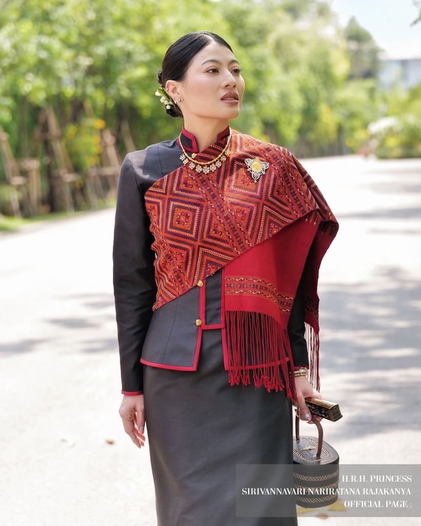 เจ้าฟ้าสิริวัณณวรี ทรงฉลองพระองค์แบบชาวภูไท ทรงพระภูษาลายขิต