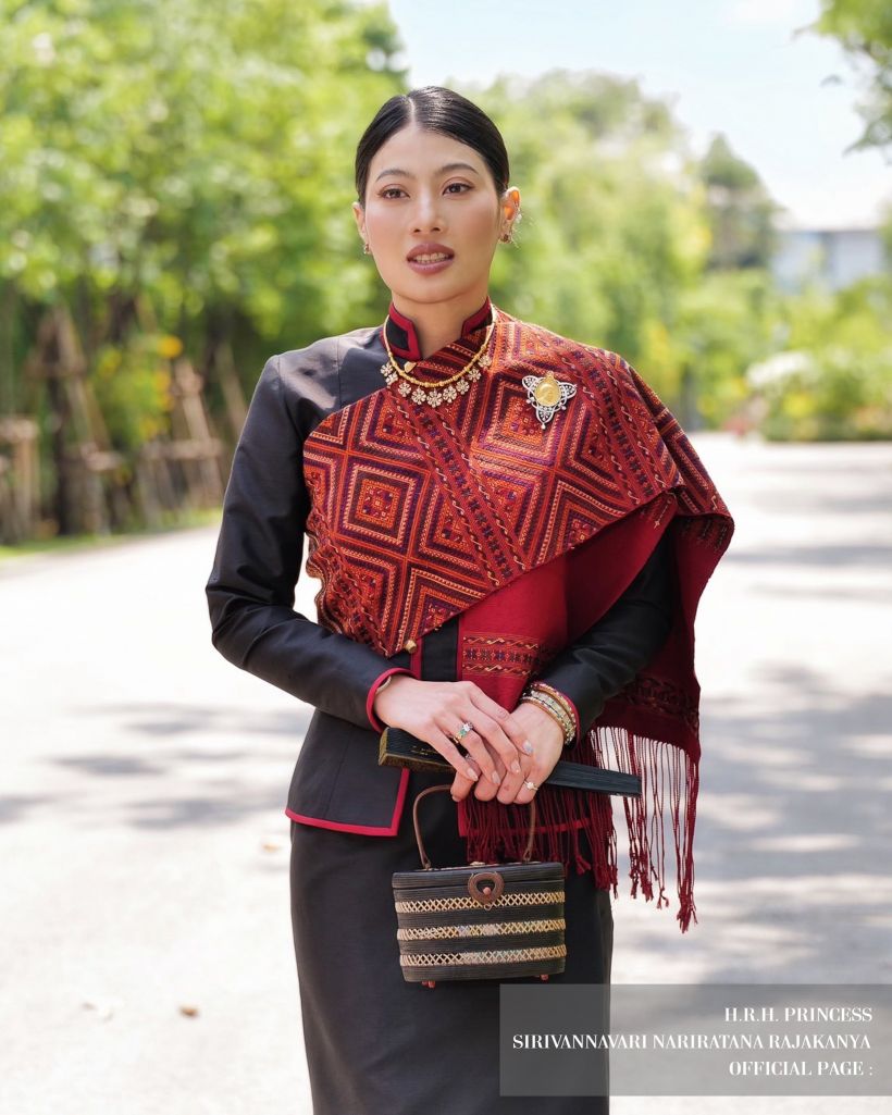 เจ้าฟ้าสิริวัณณวรี ทรงฉลองพระองค์แบบชาวภูไท ทรงพระภูษาลายขิต