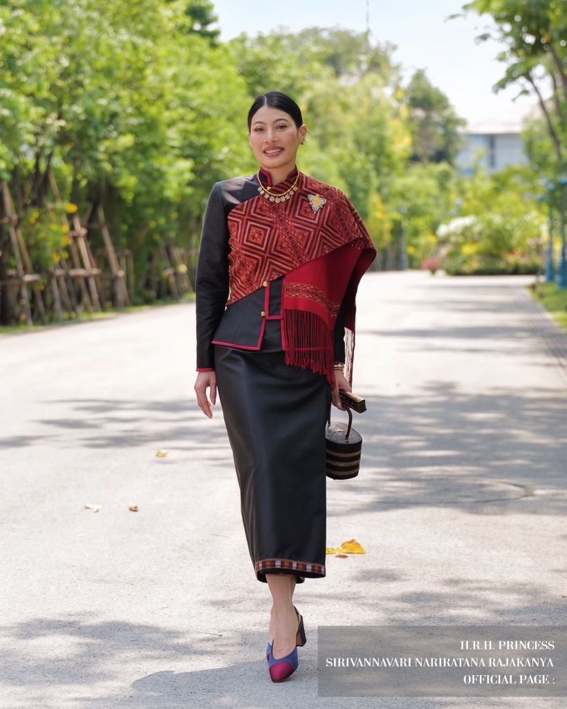 เจ้าฟ้าสิริวัณณวรี ทรงฉลองพระองค์แบบชาวภูไท ทรงพระภูษาลายขิต