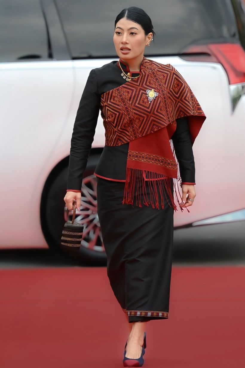 เจ้าฟ้าสิริวัณณวรี ทรงฉลองพระองค์แบบชาวภูไท ทรงพระภูษาลายขิต