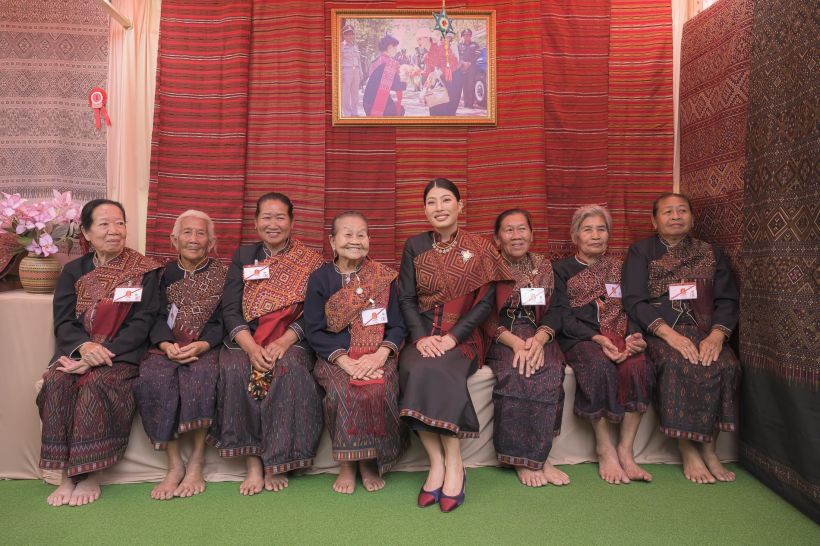 เจ้าฟ้าสิริวัณณวรี ทรงฉลองพระองค์แบบชาวภูไท ทรงพระภูษาลายขิต