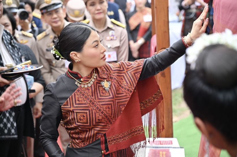 เจ้าฟ้าสิริวัณณวรี ทรงฉลองพระองค์แบบชาวภูไท ทรงพระภูษาลายขิต