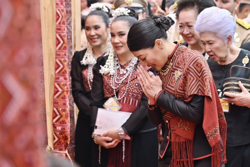 เจ้าฟ้าสิริวัณณวรี ทรงฉลองพระองค์แบบชาวภูไท ทรงพระภูษาลายขิต