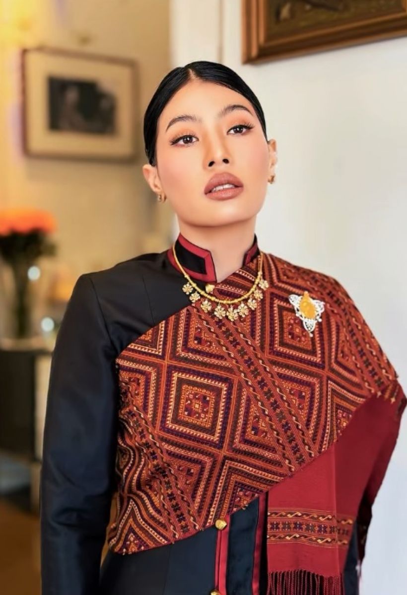 เจ้าฟ้าสิริวัณณวรี ทรงฉลองพระองค์แบบชาวภูไท ทรงพระภูษาลายขิต