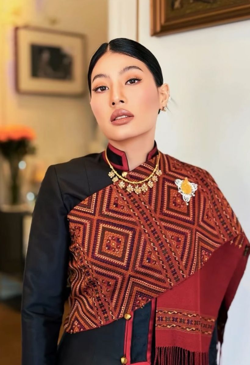 เจ้าฟ้าสิริวัณณวรี ทรงฉลองพระองค์แบบชาวภูไท ทรงพระภูษาลายขิต