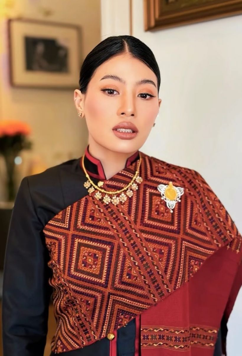 เจ้าฟ้าสิริวัณณวรี ทรงฉลองพระองค์แบบชาวภูไท ทรงพระภูษาลายขิต