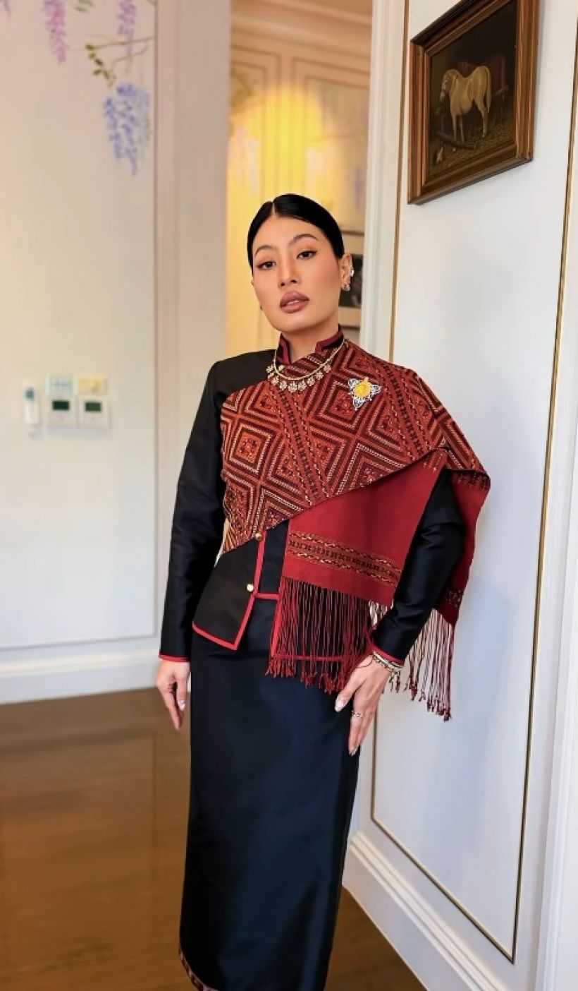 เจ้าฟ้าสิริวัณณวรี ทรงฉลองพระองค์แบบชาวภูไท ทรงพระภูษาลายขิต