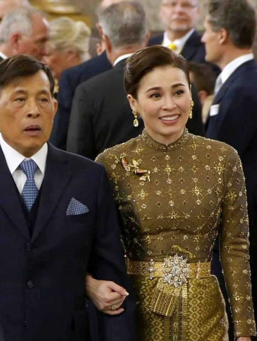 พระราชินี ฉลองพระองค์ชุดไทยบรมพิมาน โดดเด่นเหนือทุกลุค