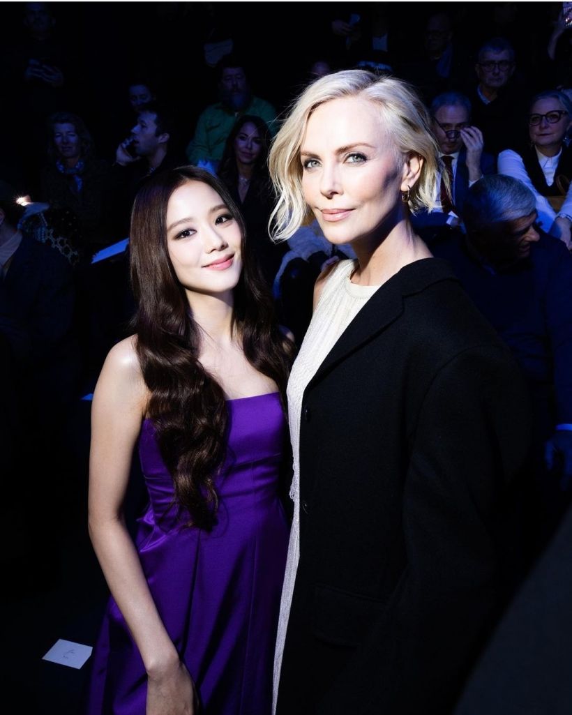 จีซู BLACKPINK สร้างไวรัลที่โชว์ Dior ประกบคู่กับ Charlize Theron