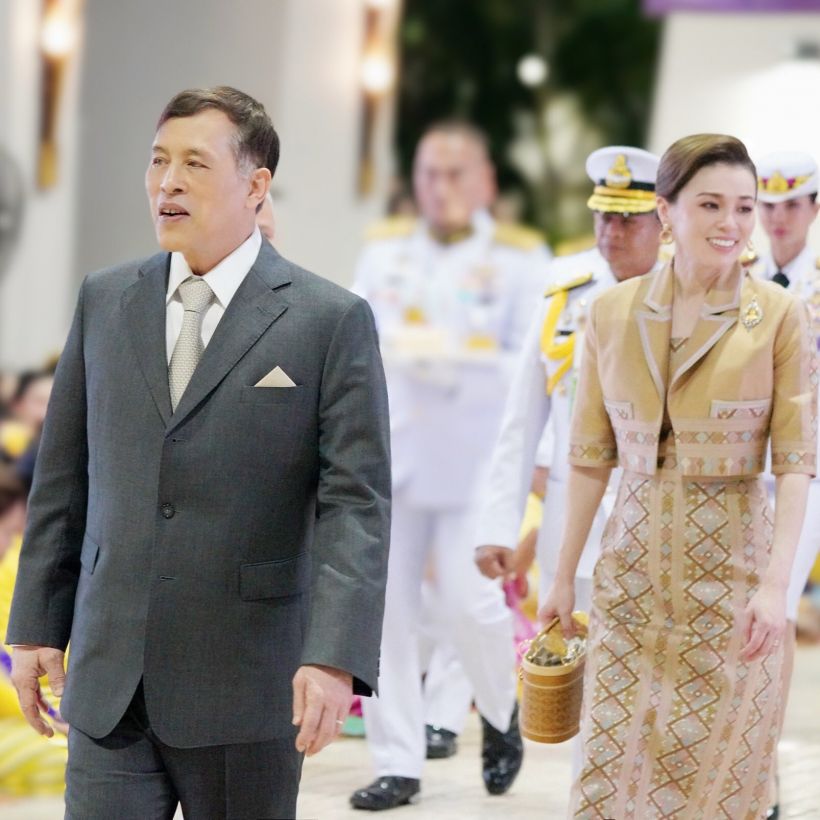 พระราชินี ทรงกระเป๋าทรงถือผ้าไหมไทยแบรนด์ SIRIVANNAVARI