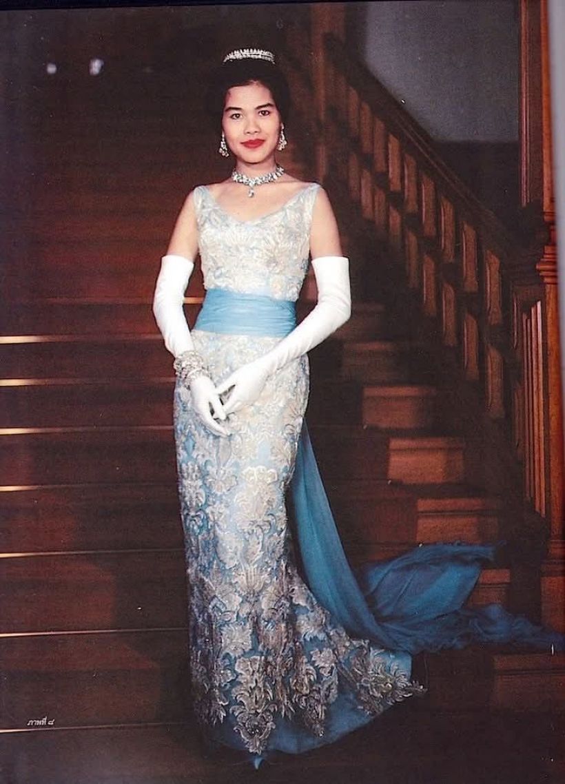 ย้อนชมภาพสวยๆ สมเด็จพระพันปีหลวง ผู้นำเเฟชั่นคนเเรกของไทย