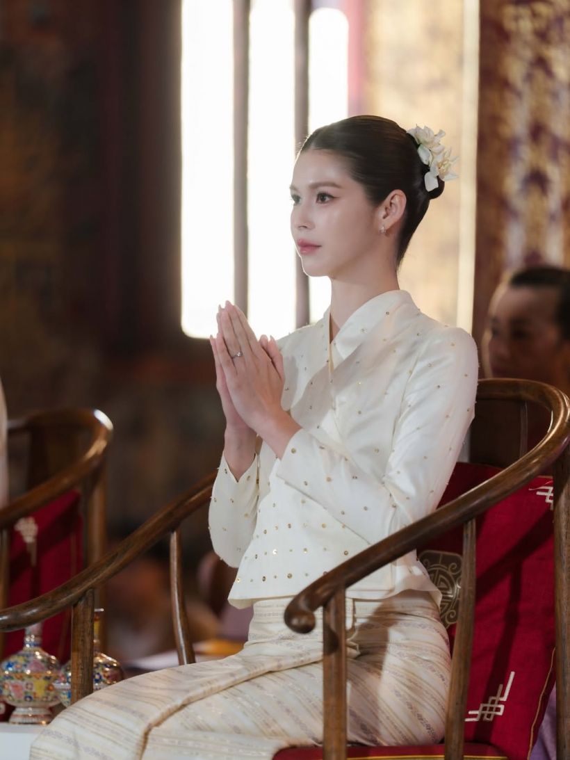 ส่องลุคสวยหล่อ ยิหวา-เปอร์ ใส่ผ้าไหมทอมือเข้าพิธีหมั้น