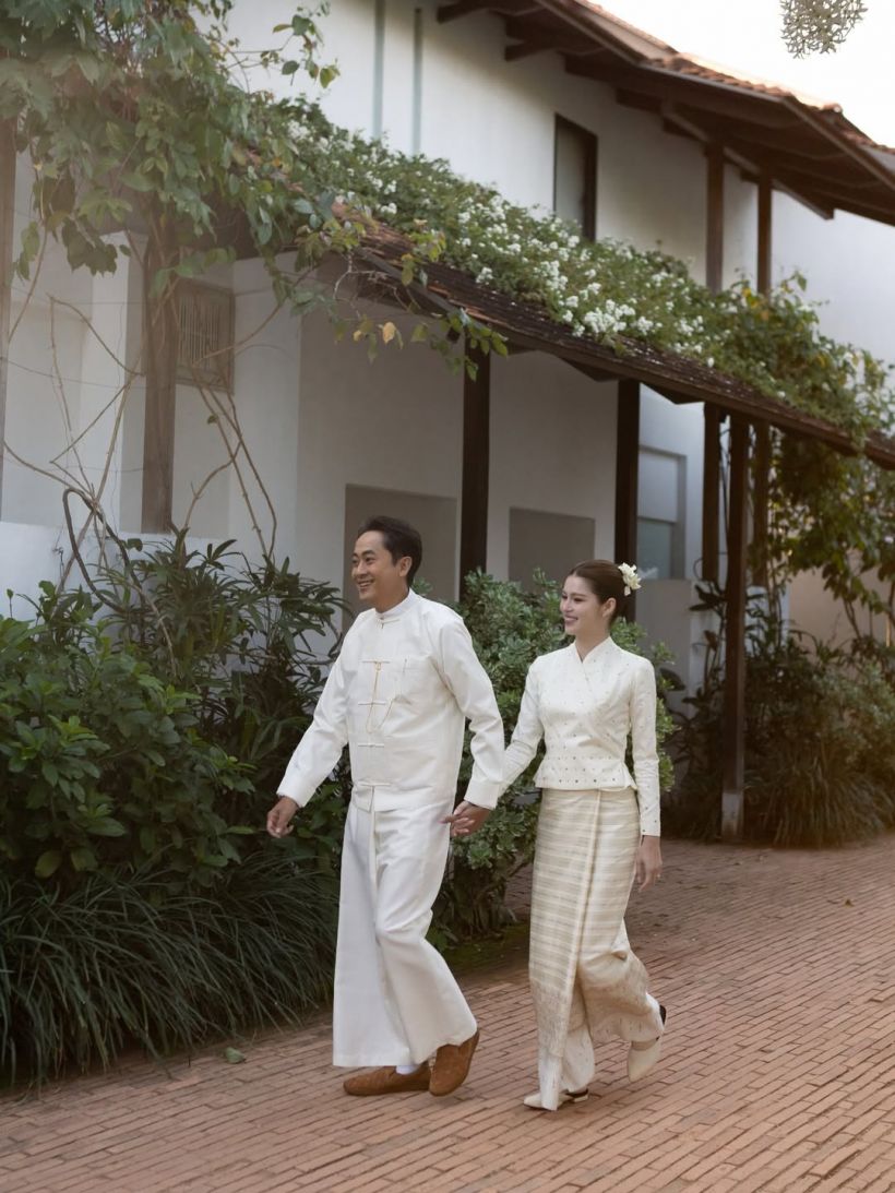 ส่องลุคสวยหล่อ ยิหวา-เปอร์ ใส่ผ้าไหมทอมือเข้าพิธีหมั้น