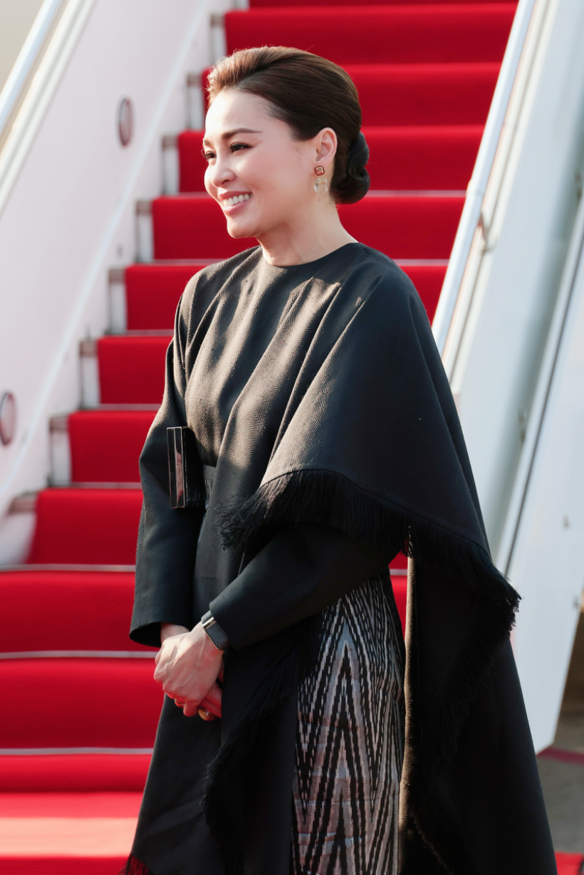 พระราชินี ในฉลองพระองค์ผ้าไหมมัดหมี่ เสด็จเยือนเวียงจันทร์