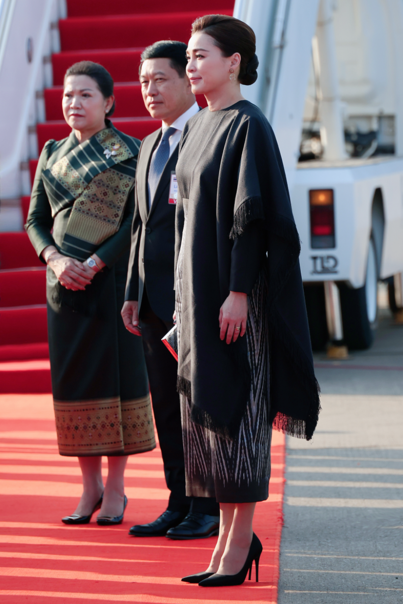 พระราชินี ในฉลองพระองค์ผ้าไหมมัดหมี่ เสด็จเยือนเวียงจันทร์