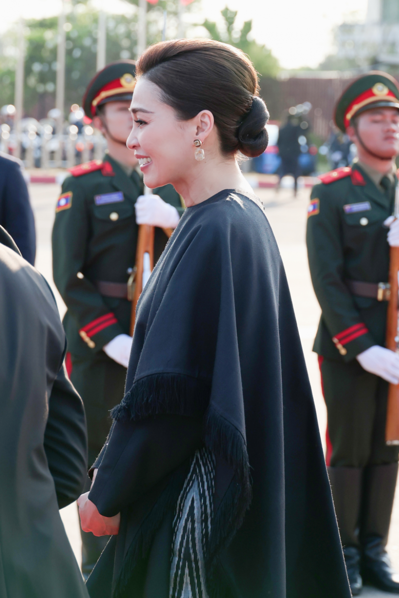 พระราชินี ในฉลองพระองค์ผ้าไหมมัดหมี่ เสด็จเยือนเวียงจันทร์