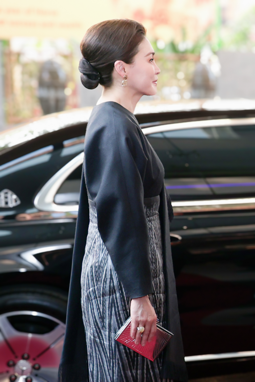 พระราชินี ในฉลองพระองค์ผ้าไหมมัดหมี่ เสด็จเยือนเวียงจันทร์