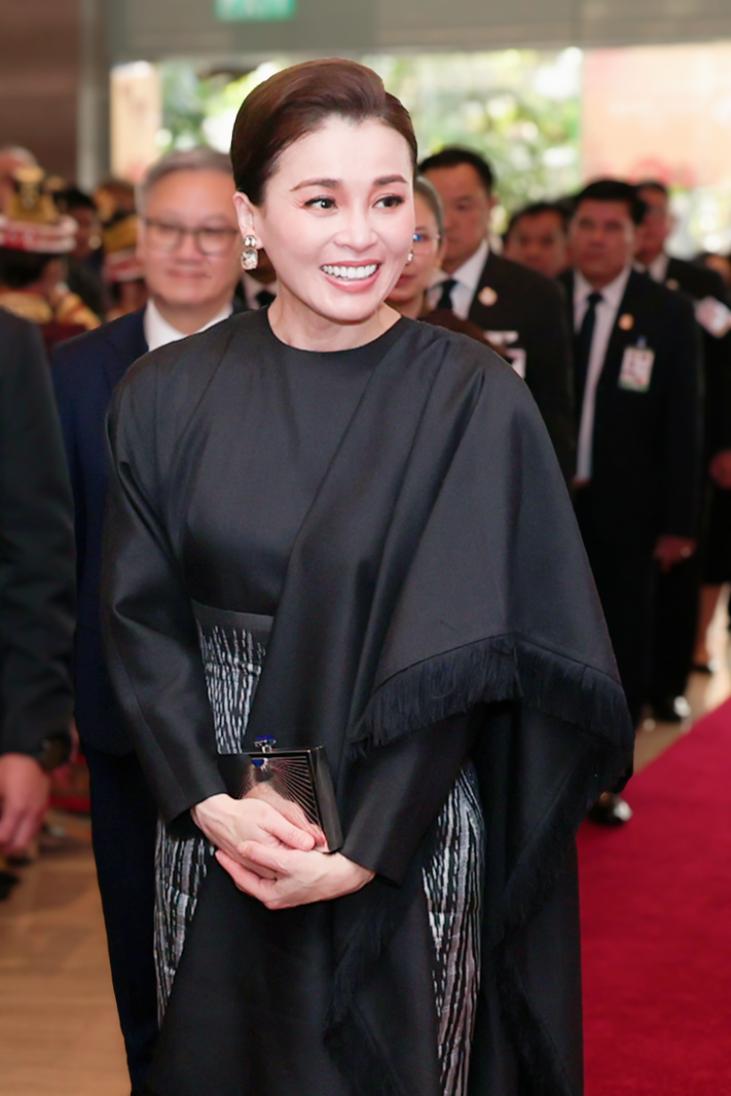 พระราชินี ในฉลองพระองค์ผ้าไหมมัดหมี่ เสด็จเยือนเวียงจันทร์