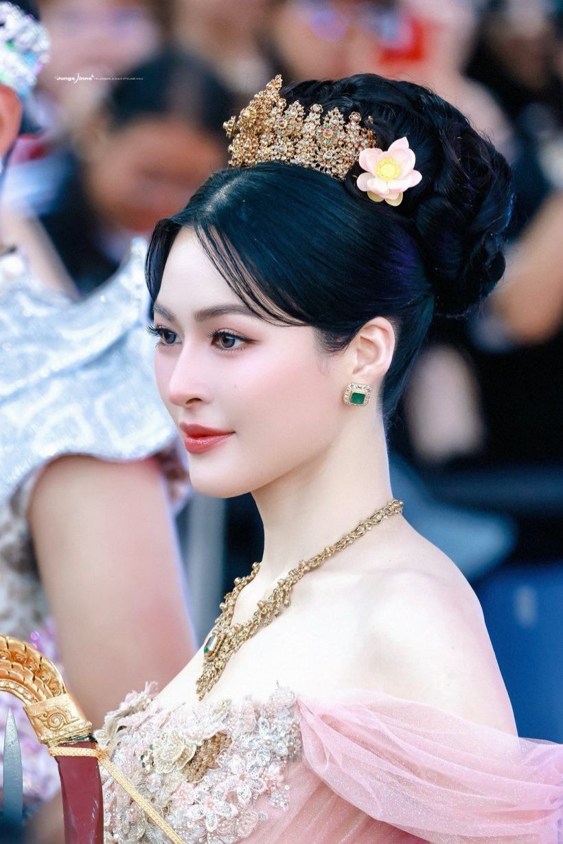 เปิดเบื้องหลังลุคปังๆ! ชุดไทยหลิง-ออม งานนี้ดีเทลแน่นมาก