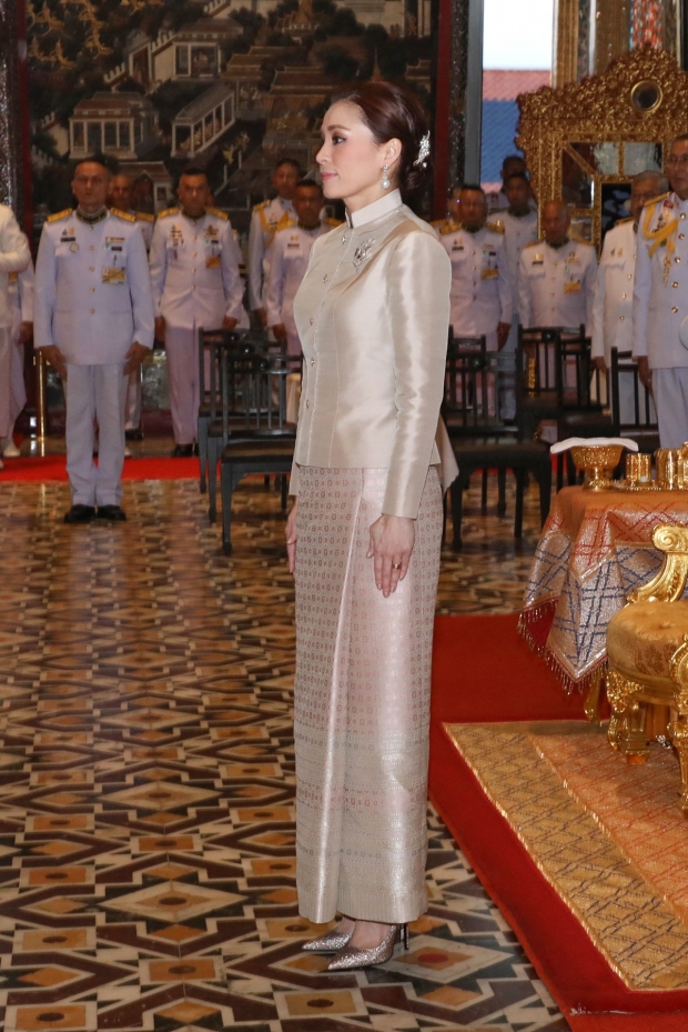ประมวลภาพความงดงาม พระราชินี ฉลองพระองค์ผ้าไหมไทย