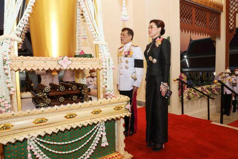 พระราชินี ฉลองพระองค์ไทยพระราชนิยมไทยจิตรลดา แบบครึ่งยศไว้ทุกข์