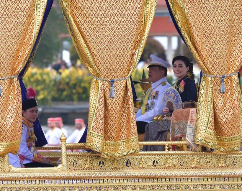 ประมวลพระฉายาลักษณ์ พระราชินีทรงฉลองพระองค์ไทยบรมพิมาน