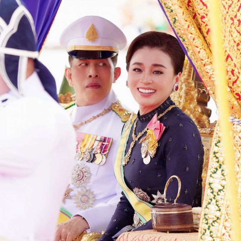 ประมวลพระฉายาลักษณ์ พระราชินีทรงฉลองพระองค์ไทยบรมพิมาน