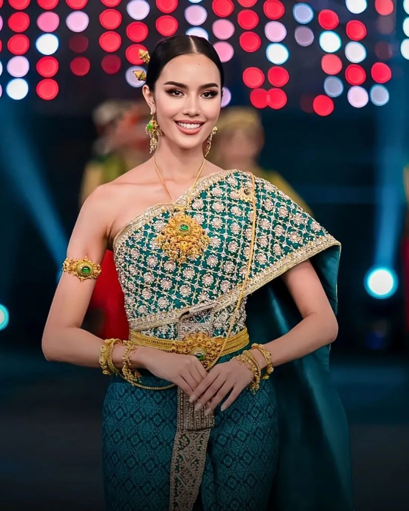 เจาะดีเทล ชุดไทยจักรีสีเขียวนกยูง โอปอล ที่ใส่อวดสายตาชาวโลก