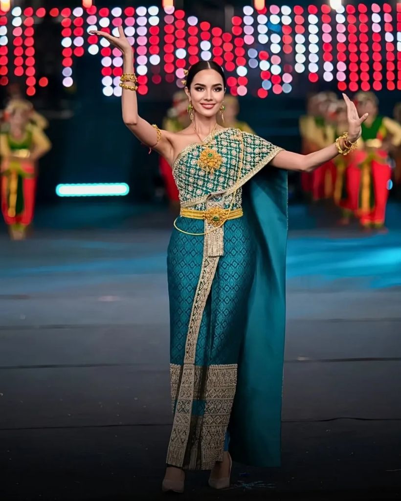 เจาะดีเทล ชุดไทยจักรีสีเขียวนกยูง โอปอล ที่ใส่อวดสายตาชาวโลก