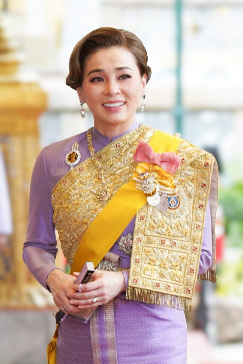 งามสง่าเกินบรรยาย! พระราชินี ในชุดฉลองพระองค์ไทยบรมพิมาน