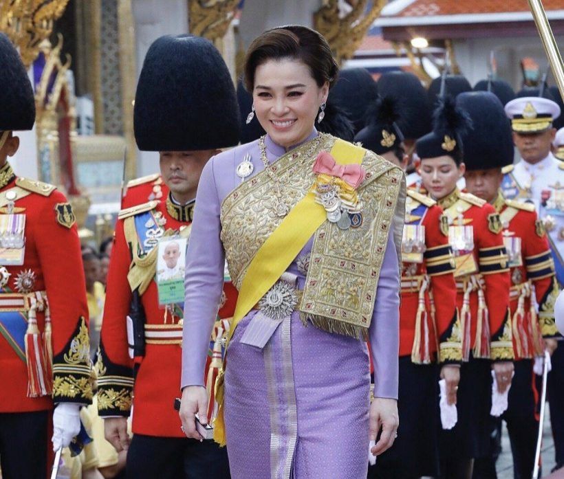 งามสง่าเกินบรรยาย! พระราชินี ในชุดฉลองพระองค์ไทยบรมพิมาน