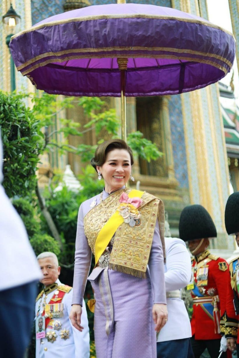 งามสง่าเกินบรรยาย! พระราชินี ในชุดฉลองพระองค์ไทยบรมพิมาน