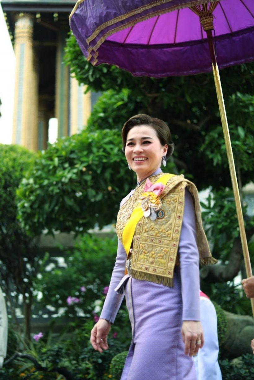 งามสง่าเกินบรรยาย! พระราชินี ในชุดฉลองพระองค์ไทยบรมพิมาน