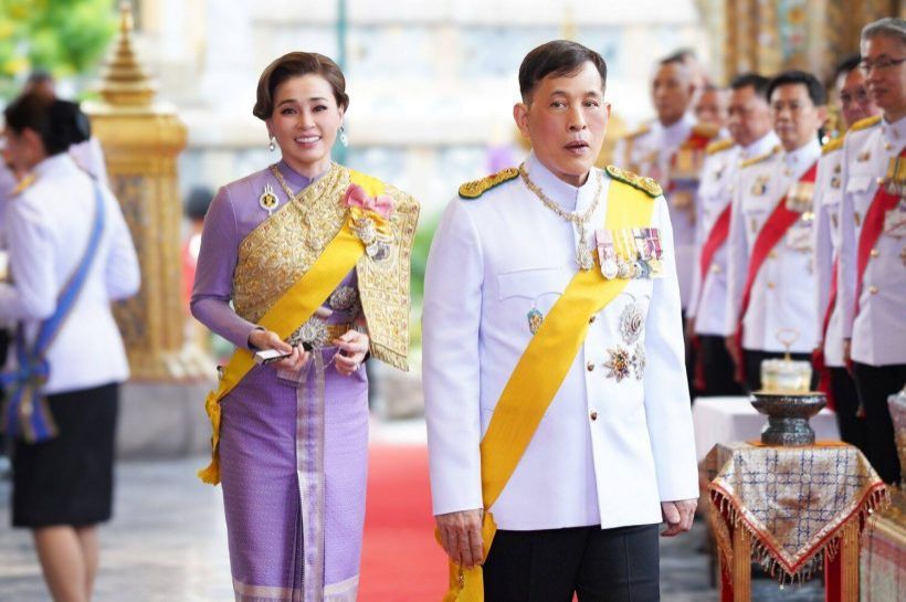 งามสง่าเกินบรรยาย! พระราชินี ในชุดฉลองพระองค์ไทยบรมพิมาน